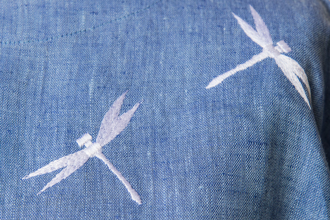 Светло-голубая туника с белыми стрекозами