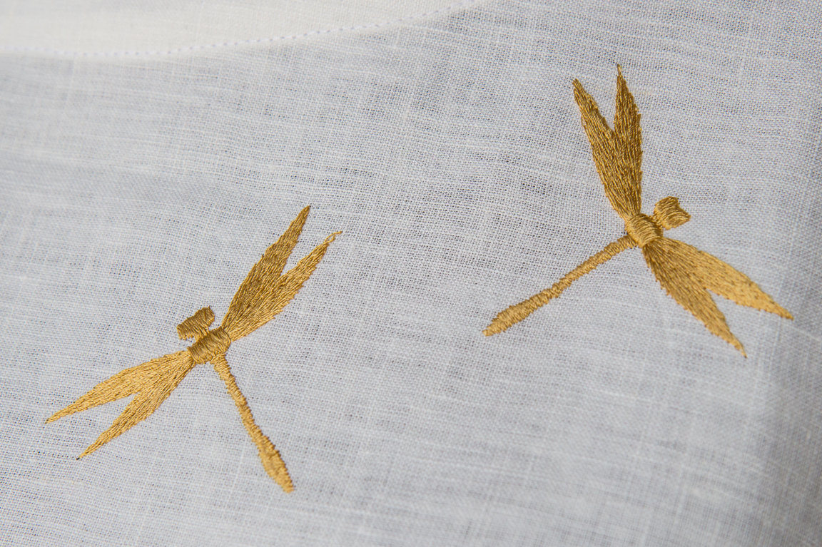 Белая женская туника с золотыми стрекозами