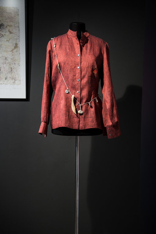 Женская блузка с изображением рябины