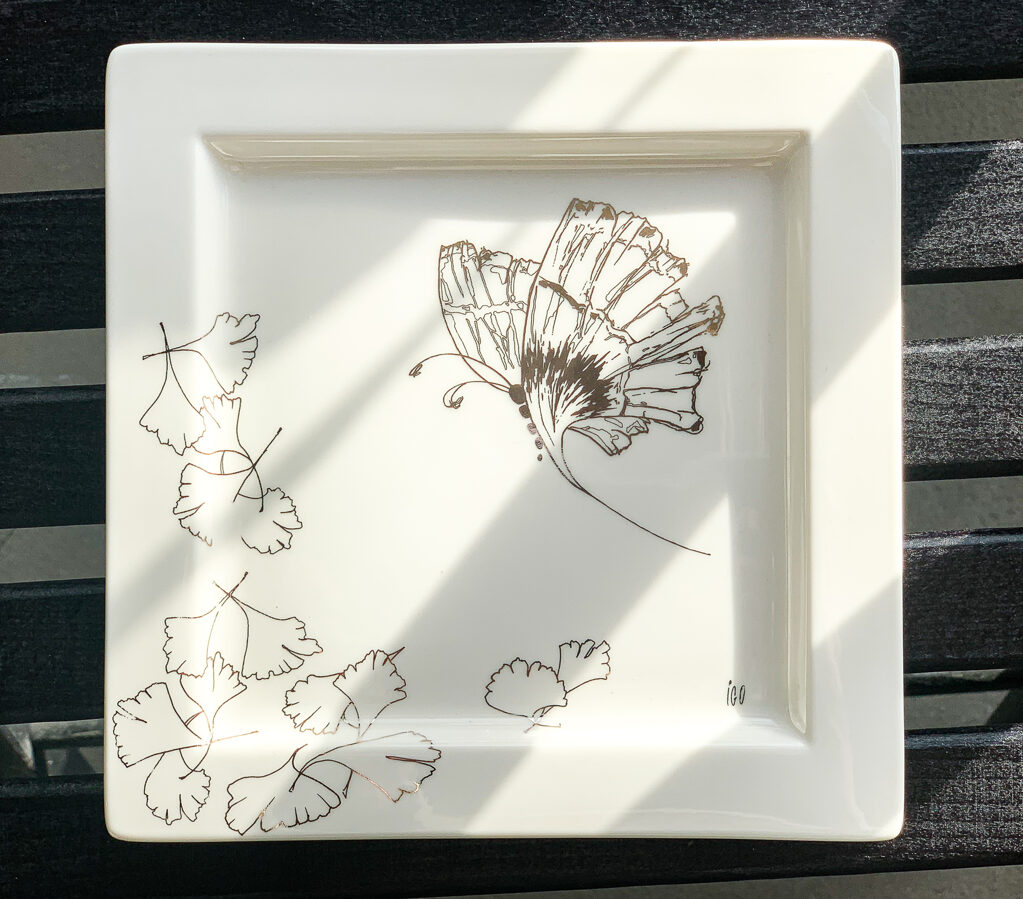 Taisnstūra porcelāna šķīvis ar platīna taureņiem