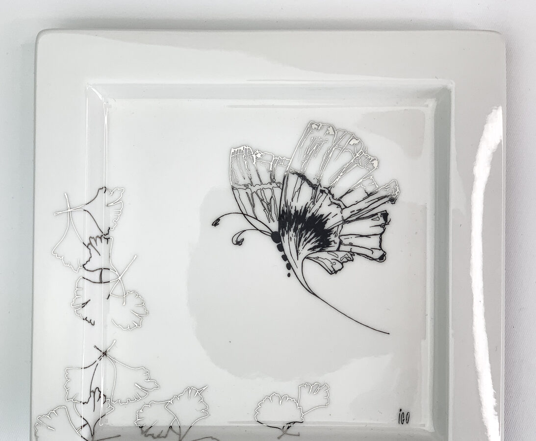 Taisnstūra porcelāna šķīvis ar platīna taureņiem